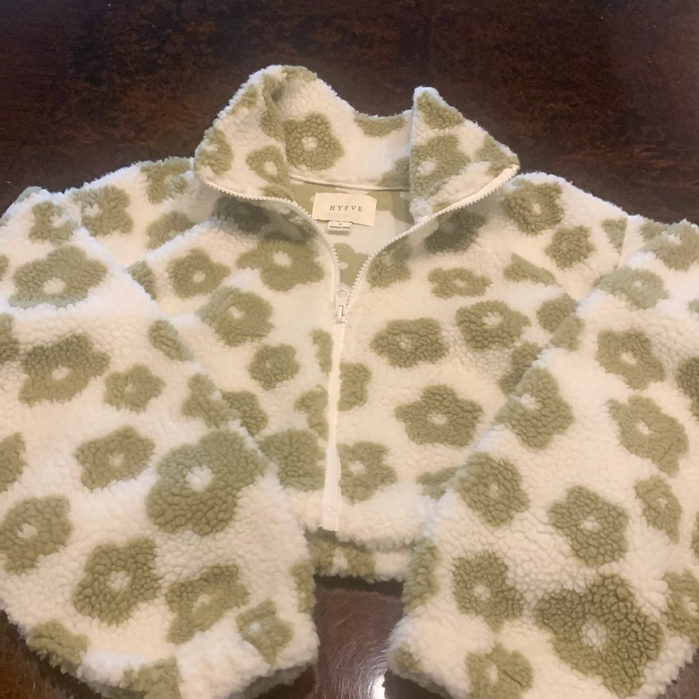 NWOT HYFVE brand crop fluffy light weight jacket!